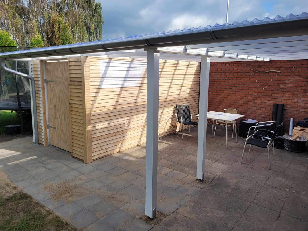 Overdækket terrasse med skur Overdækket terrasse med skur